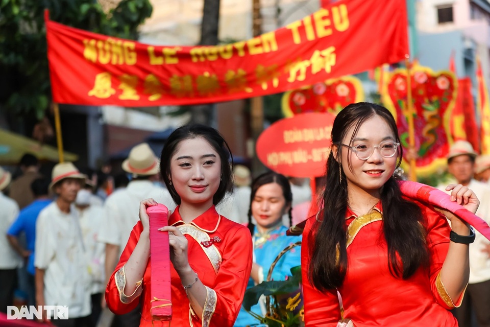 Tết Nguyên tiêu tưng bừng của người Hoa ở TPHCM